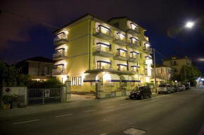 Отель Hotel Fortunella  Лидо Ди Камайоре